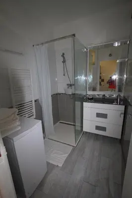 a bathroom with a shower and a sink at T2 entièrement équipé, proche toutes commodités in Nice