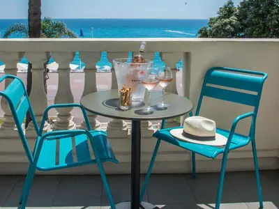 a hotel room with a bedroom with a bed and a desk at Mercure Nice Marché Aux Fleurs in Nice