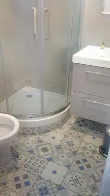 a bathroom with a shower and a toilet at LE REFUGE avec terrasse et jardin, en plein centre-ville, gare 5 minutes à pieds in Nice
