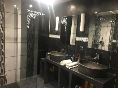 a bathroom with two sinks and a mirror at Chambres chez l'habitant Villa l'Île aux Anges in Saint-Andre-de-la-Roche