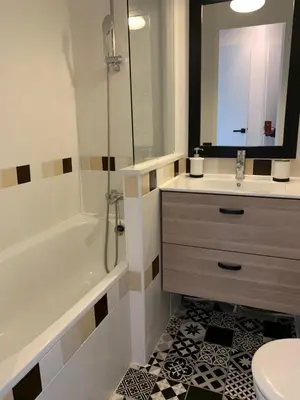 a bathroom with a tub and a sink and a toilet at Appartement agréable en bord de mer in Villefranche-sur-Mer