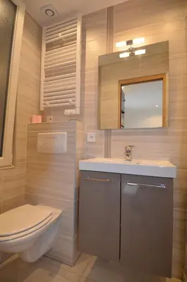 a bathroom with a toilet and a sink and a mirror at CONGRES - Appartement 4 personnes grande terrasse dans le Carré d'Or à Nice in Nice