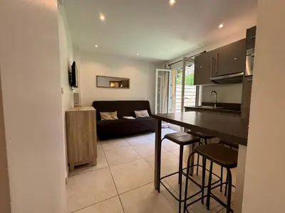 a kitchen and living room with a table and a couch at CONGRES - Appartement 4 personnes grande terrasse dans le Carré d'Or à Nice in Nice