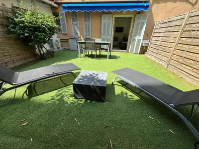 a backyard with a grill and a table and chairs at CONGRES - Appartement 4 personnes grande terrasse dans le Carré d'Or à Nice in Nice