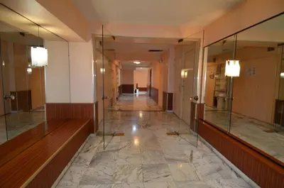 a hallway of a building with a hallway at CONGRES - Appartement 4 personnes grande terrasse dans le Carré d'Or à Nice in Nice