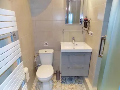 a small bathroom with a toilet and a sink at GARE 5 minutes GARIBALDI RÉPUBLIQUE chambre PRIVEE non FUMEUR pour voyageurs CALMES TRAM au pied de l'immeuble in Nice