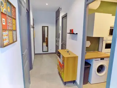 a kitchen with a sink and a washing machine at GARE 5 minutes GARIBALDI RÉPUBLIQUE chambre PRIVEE non FUMEUR pour voyageurs CALMES TRAM au pied de l'immeuble in Nice