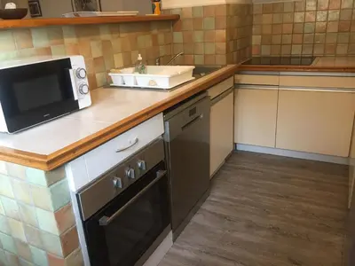 a kitchen with a microwave and a sink at Charmant appartement bord de mer, Plage in Cagnes-sur-Mer