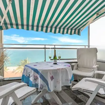 La Prom - a two bedroom apartment with a sea view