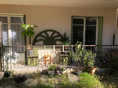 a house with a balcony with plants on it at Beau 3 pièces, 7 pers, 2 terrasses, centre, calme, sécurité in Nice