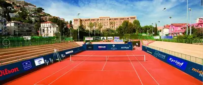 a tennis court with a tennis net on it at Beau 3 pièces, 7 pers, 2 terrasses, centre, calme, sécurité in Nice