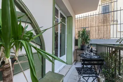 a balcony with a table and chairs on it at Beau 3 pièces, 7 pers, 2 terrasses, centre, calme, sécurité in Nice