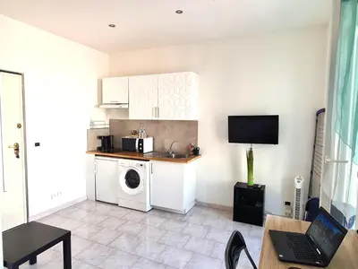 a kitchen with a washing machine and a microwave at NICE - Studio cosy hypercentre à 500m de la plage in Nice