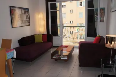 a living room with two couches and a table at Appartement T3 Climatisé entre mer et centre Nice in Nice