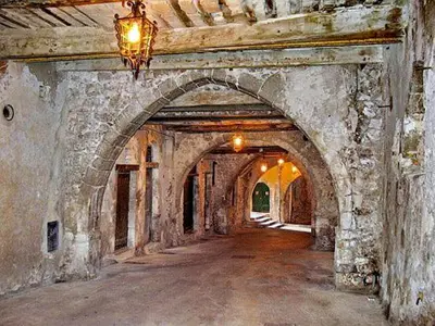 an empty hallway in a stone building with an archway at Charmant studio climatisé centre Villefranche sur mer in Villefranche-sur-Mer