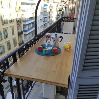 Pretty and quiet top floor 2 bedroom flat in the port area of Nice
