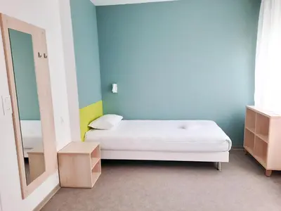 a small room with a bed and a mirror at PARME ETAPE in Nice
