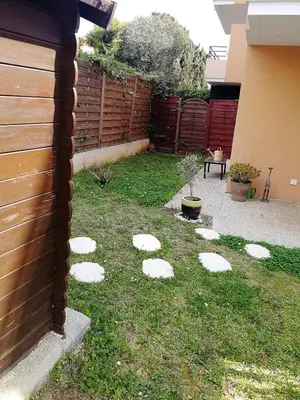 a backyard with stepping stones in the grass at Lovely Studio & Garden - près des plages Cagnes-sur-Mer in Cagnes-sur-Mer
