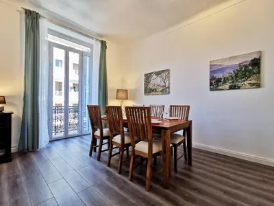 a dining room with a table and chairs and a window at Congrès Carré d'Or by Booking Guys in Nice