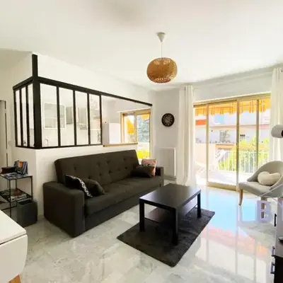Bright flat near to the beach & harbor