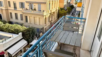 a bench on a balcony of a building at ApartHotel Riviera - Hyper Centre Ville - Studio Supérieur AC avec balcon et aperçu mer - BALCON MASSENET 1 in Nice