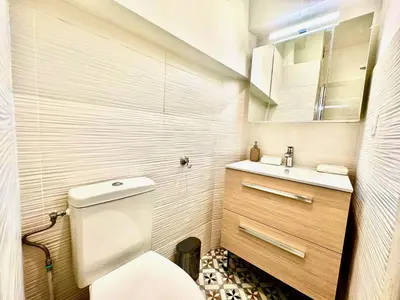 a small bathroom with a toilet and a sink at ApartHotel Riviera - Maison de la Poissonnerie - Vieille Ville - Grand Appartement 3 piece AC - 5min de la Promenade des Anglais in Nice