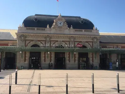 a large building with a clock on the front of it at Appartement 3 pièces Nice Hypercentre in Nice