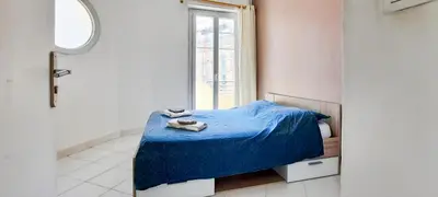 a small room with a bed and a window at Appartement 3 pièces Nice Hypercentre in Nice