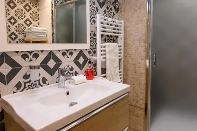 a bathroom with a sink and a mirror at Magnifique appartement au centre-ville de Nice in Nice
