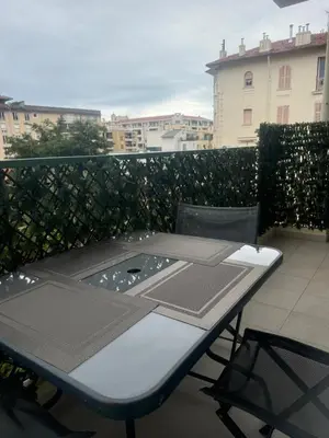a table and chairs sitting on a balcony at Superbe 2 pièces à 50 m de la Promenade des Anglais in Nice