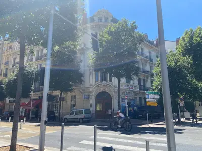 a person riding a bike in front of a building at Nice Centre: à 300m de la mer et de la Promenade des Anglais in Nice
