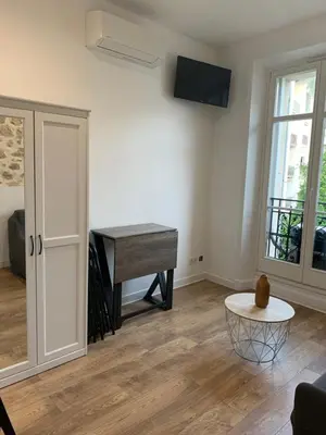 a living room with a piano and a table at Nice Centre: à 300m de la mer et de la Promenade des Anglais in Nice