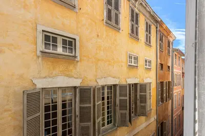 a building with windows and shutters on it at FEEL HOME - BUNICO in Nice