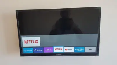 a television screen with a person in the background at NEW CHEAP PRIVATE ROOM, KITCHEN , OVERWIEUW sea,TRAM on spot, 12 minutes from nice train station with tram , beach in 17 min tram , CHAMBRE PRIVÉE pas cher, cuisine équipée , tram sur place, APERÇU mer, 12 min de la gare de Nice avec le tram, 17 min plage in Nice