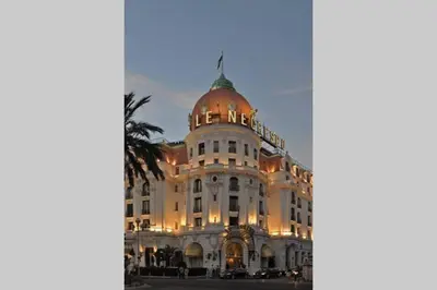 a building with a flag on top of it at Superbe studio sur Nice in Nice
