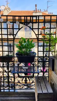 a dining room with a table and chairs and a window at Appartement 3 pièces ultra centre nice-ville in Nice