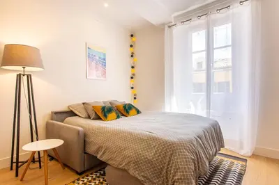 a bedroom with a bed and a window at JJ8 - MAGNIFIQUE 3PIECES, ENTIEREMENT RENOVE, CLIM, VIEUX-NICE in Nice
