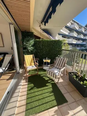two chairs sitting on a porch with grass at 3 Piéces confort climatisé vue mer, 4 personnes à Saint-Jean Cap Ferrat à proximité de monaco et menton in Saint-Jean-Cap-Ferrat