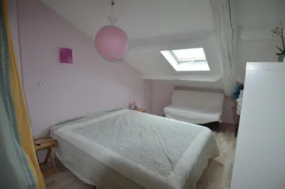 a small bedroom with a bed and a window at DUPLEX BORRIGLIONE - Spacieux appartement pour 6 personnes au pied du tram in Nice