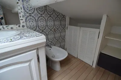 a bathroom with a sink and a toilet at DUPLEX BORRIGLIONE - Spacieux appartement pour 6 personnes au pied du tram in Nice