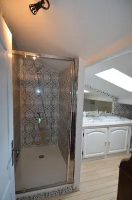 a bathroom with a shower and a sink at DUPLEX BORRIGLIONE - Spacieux appartement pour 6 personnes au pied du tram in Nice