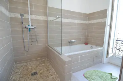 a bathroom with a shower and a tub and a shower at DUPLEX BORRIGLIONE - Spacieux appartement pour 6 personnes au pied du tram in Nice