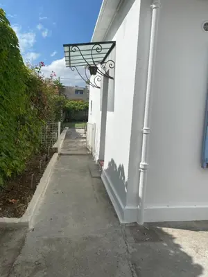 a street light on the side of a white building at Maisonnette Cagnes in Cagnes-sur-Mer
