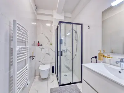 a bathroom with a shower and a toilet and a sink at City Vibes, Indoor Parking, Breakfast & Air Conditioning in Nice