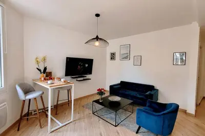 a living room with a couch and a table at Ze Perfect Place - Confortable appartement 2 CHB - Asc - Port - Garibaldi in Nice
