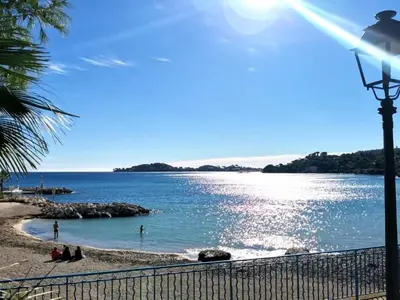 a view of a beach with people in the water at Studette 