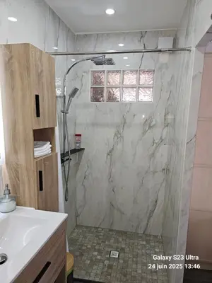 a bathroom with a shower and a sink at 4 logements à La Trinité proche de Nice 15 mn, Monaco 20 mn et l'Italie 30 mn 2 Chambres et 2 Studios privés et indépendants in La Trinité