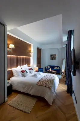 a bedroom with a large white bed in a room at Superbe 2P Plage/ Promenade des Anglais 203 in Nice
