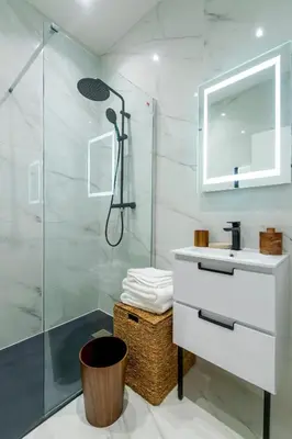 a bathroom with a sink and a shower at Superbe 2P Plage/ Promenade des Anglais 203 in Nice