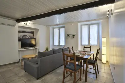 a living room with a couch and a table at Jolie 2 pièces quartier Bonaparte/ Clim in Nice